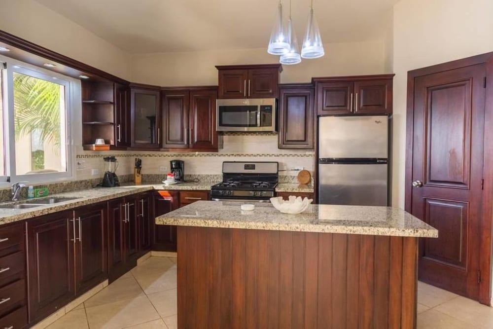 New Villa With Infinity Pool