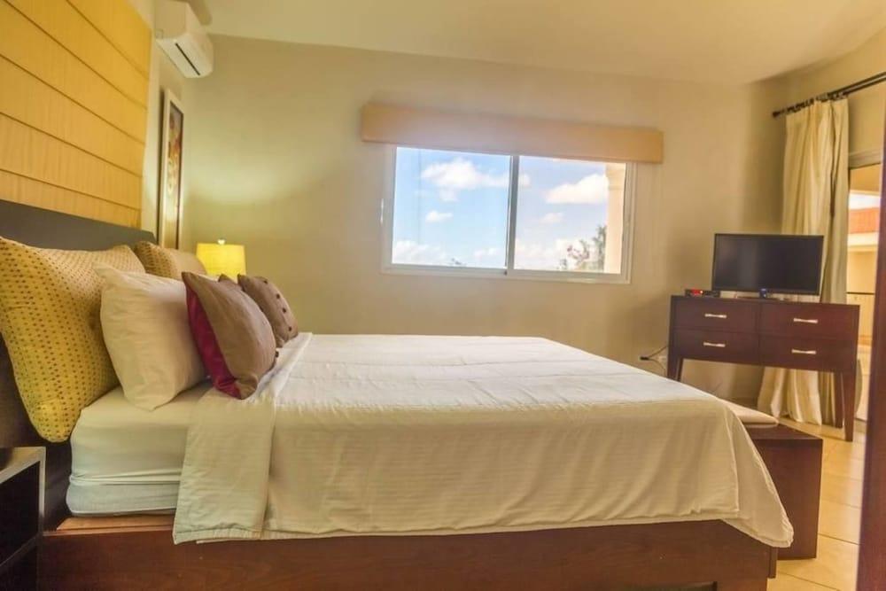 New Villa With Infinity Pool