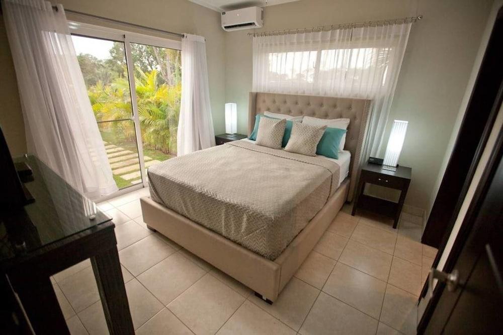 Stylish 3 Bedroom w/ Covered BBQ Area by the Pool