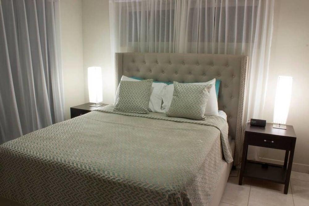 Stylish 3 Bedroom w/ Covered BBQ Area by the Pool