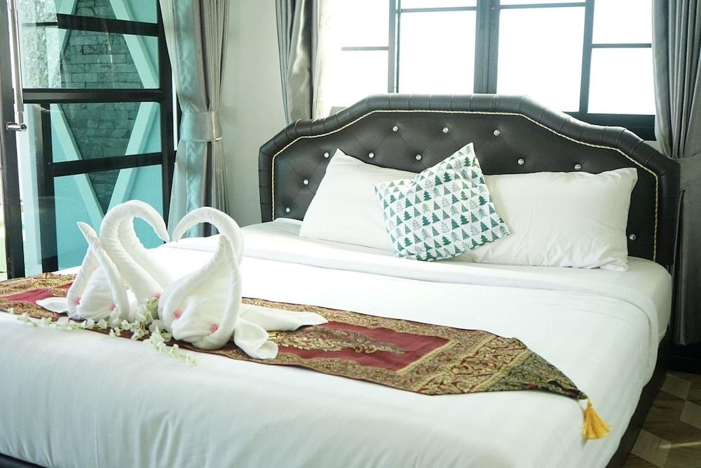 Chaiyai River Front Hotel