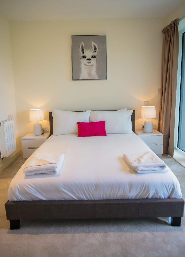 Thames View 2 Bed Apartment With Balcony