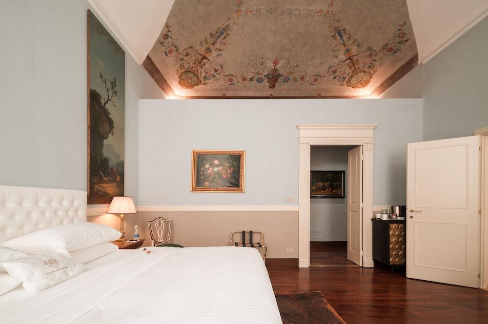 Royal Palace Luxury Suites & Hotel