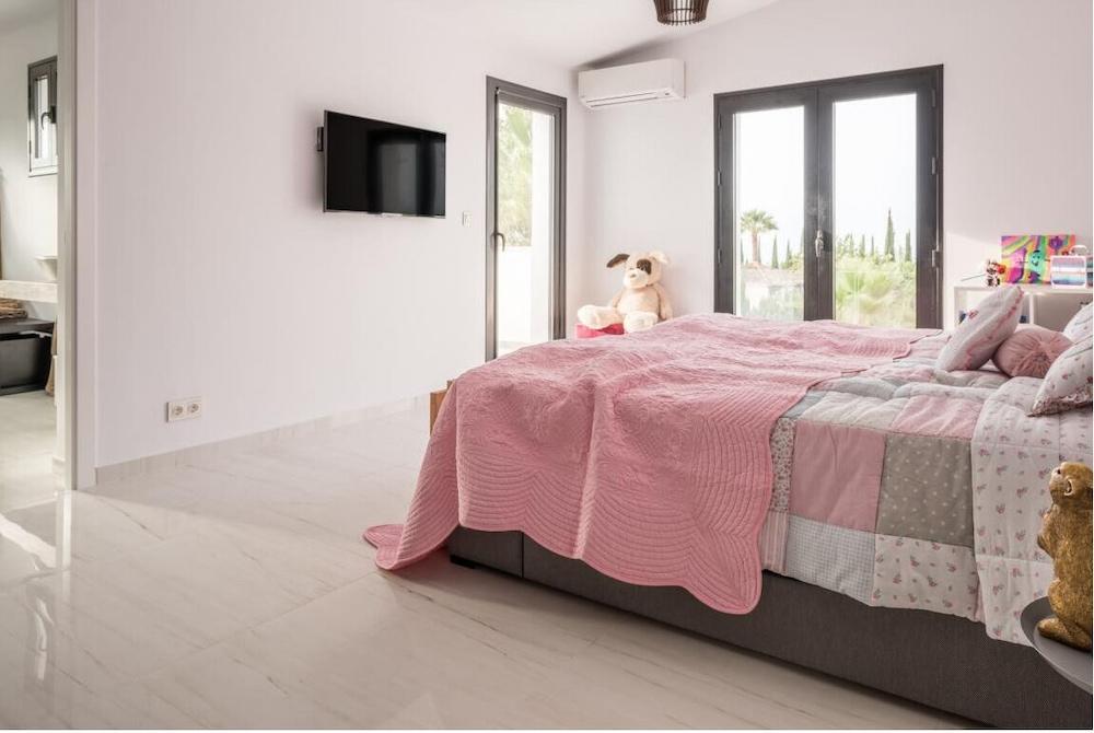 Magnificent And Modern Decorated Villa