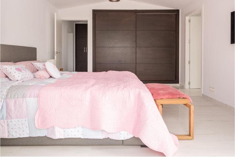 Magnificent And Modern Decorated Villa