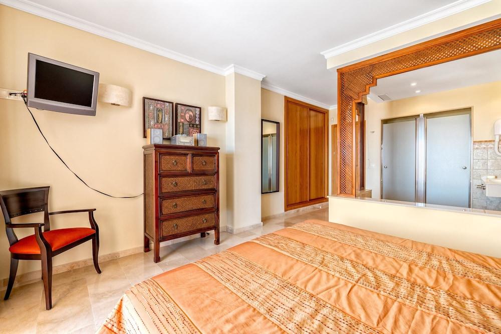 Malibu 8 - Stunning 2BR Sea View Condo, Heated Pool