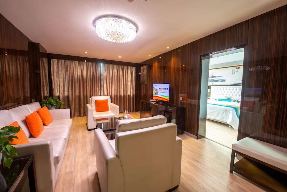 Ramada by Wyndham Encore Kaili West