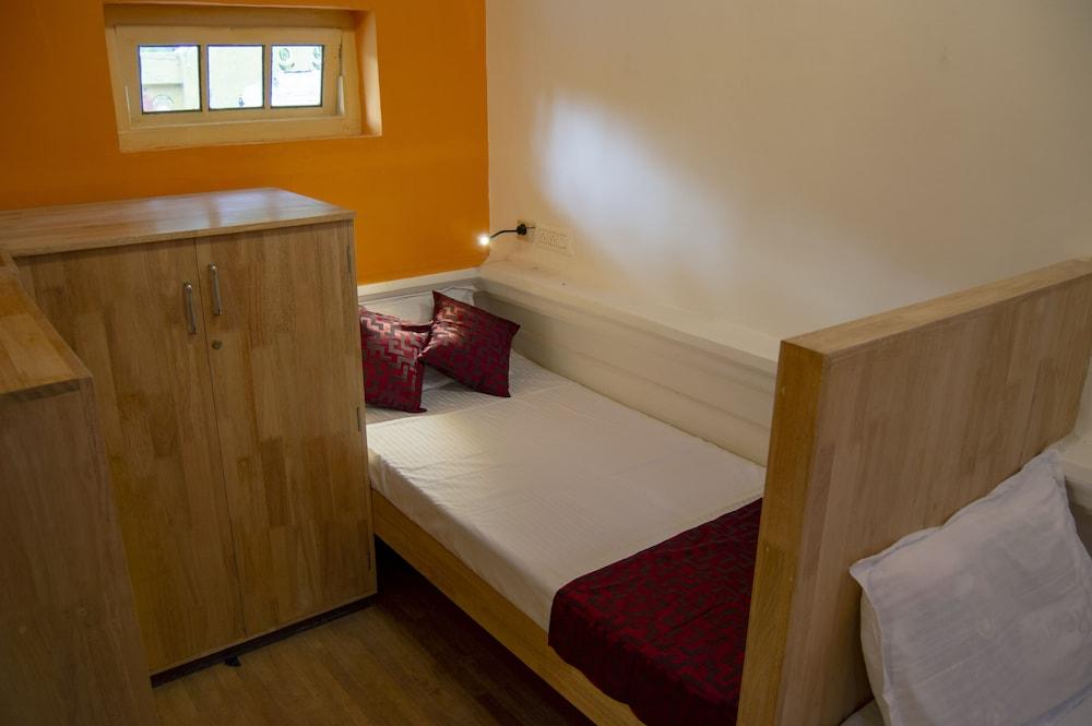 Roambay Hostels