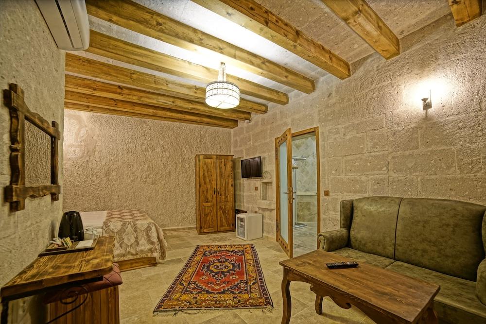 Risus Cave Suites