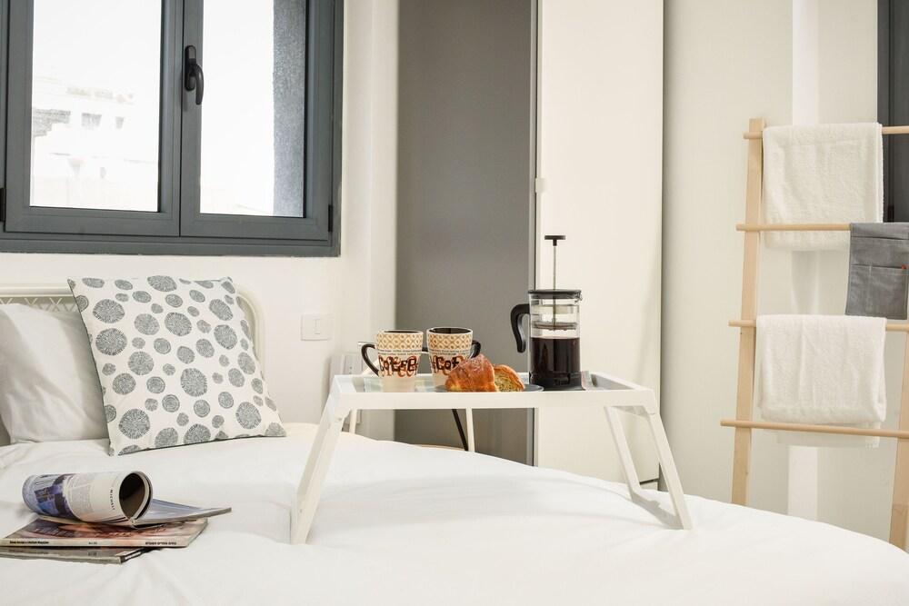 Stylish with Balcony Viewing Rothschild