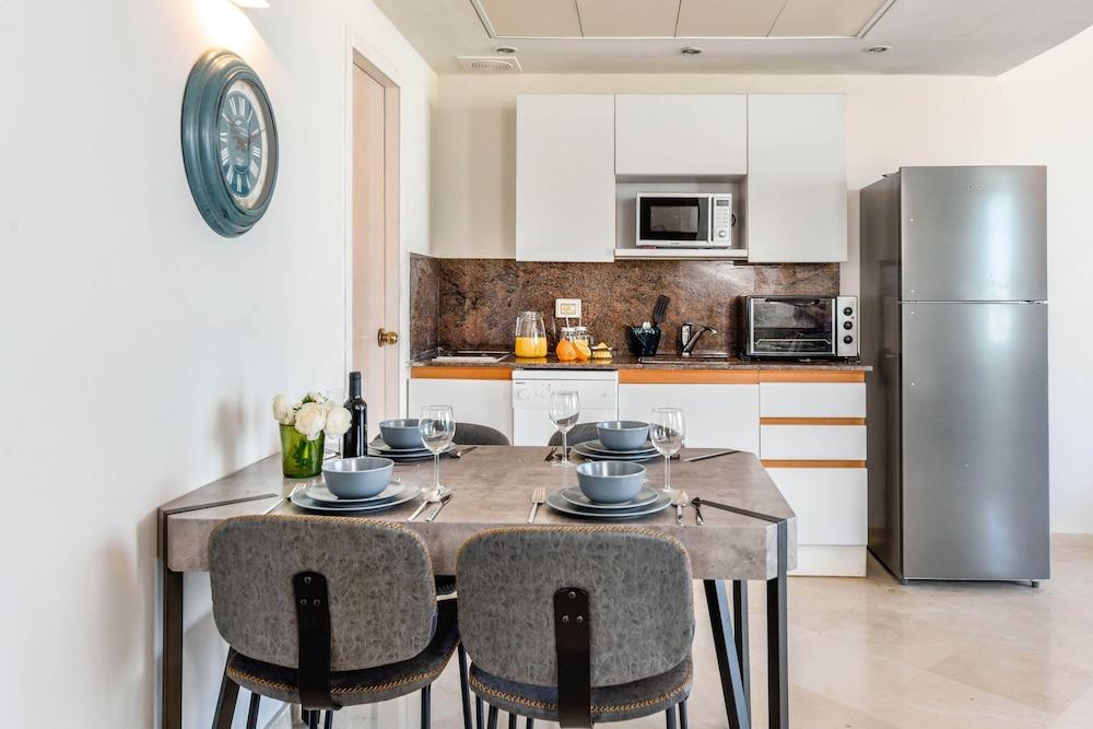 Beautiful w Balcony & Panoramic Sea View