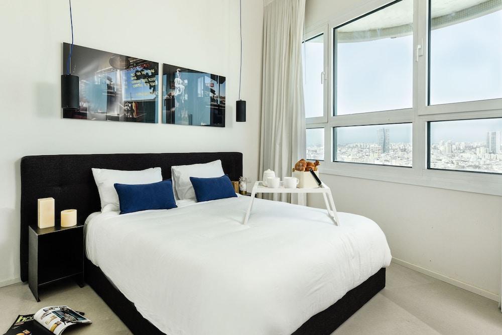 Stunning w Pool Few Mins Walk to Beach