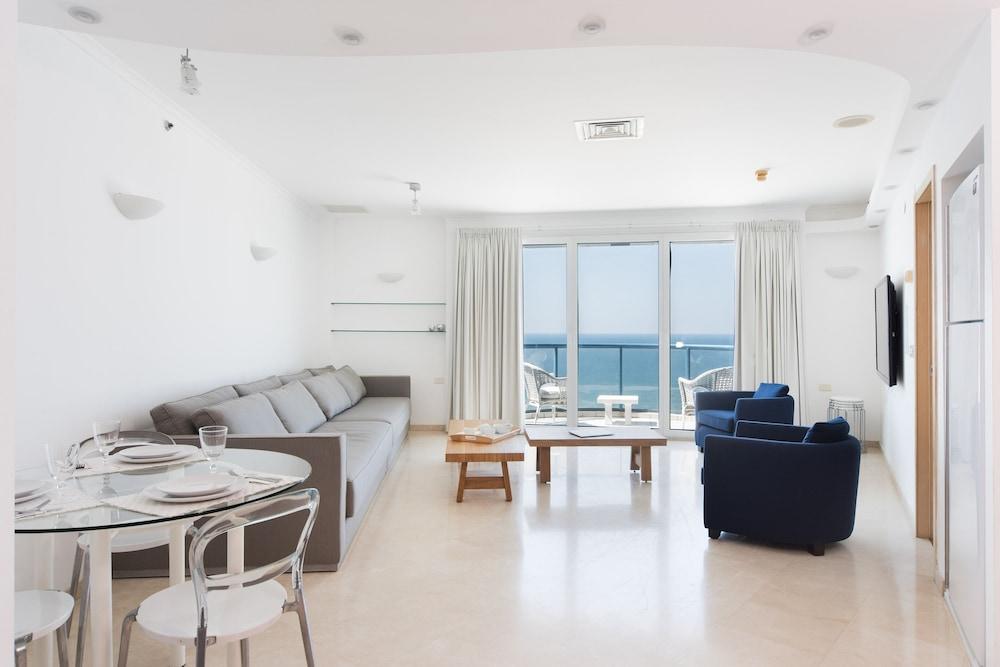 Luxurious Apt W Panoramic Sea View - 75m