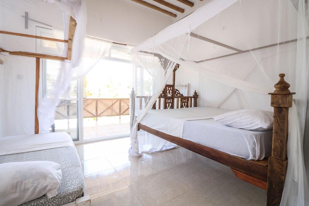 Yellow Card Apartment & Bungalow