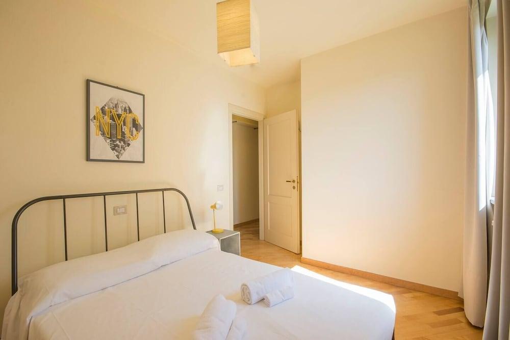 Altido Red & Yellow Flat Plus Private Box