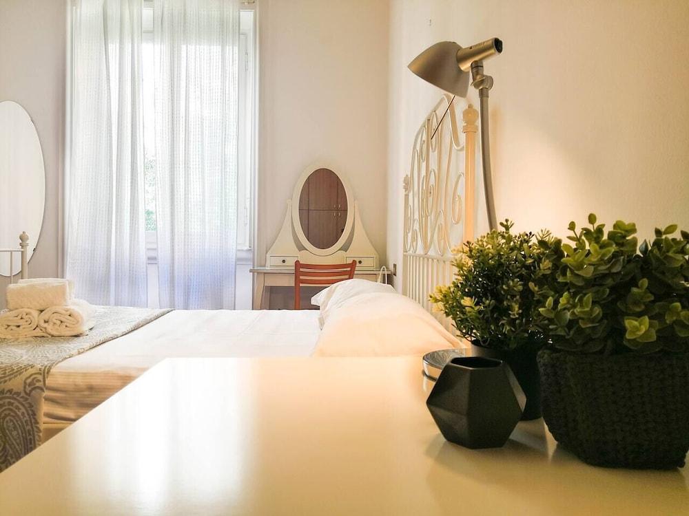 JOIVY Wooden Guerrini Apartment