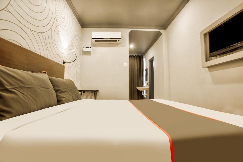 Collection O 30111 Hotel Everest