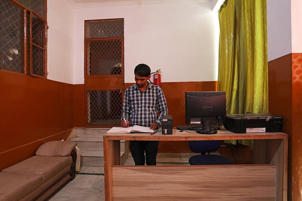 SPOT ON 46088 Hotel Black