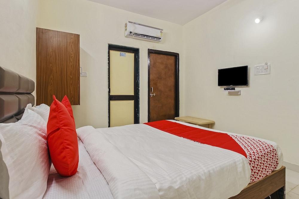 OYO 42962 Alok Hotel