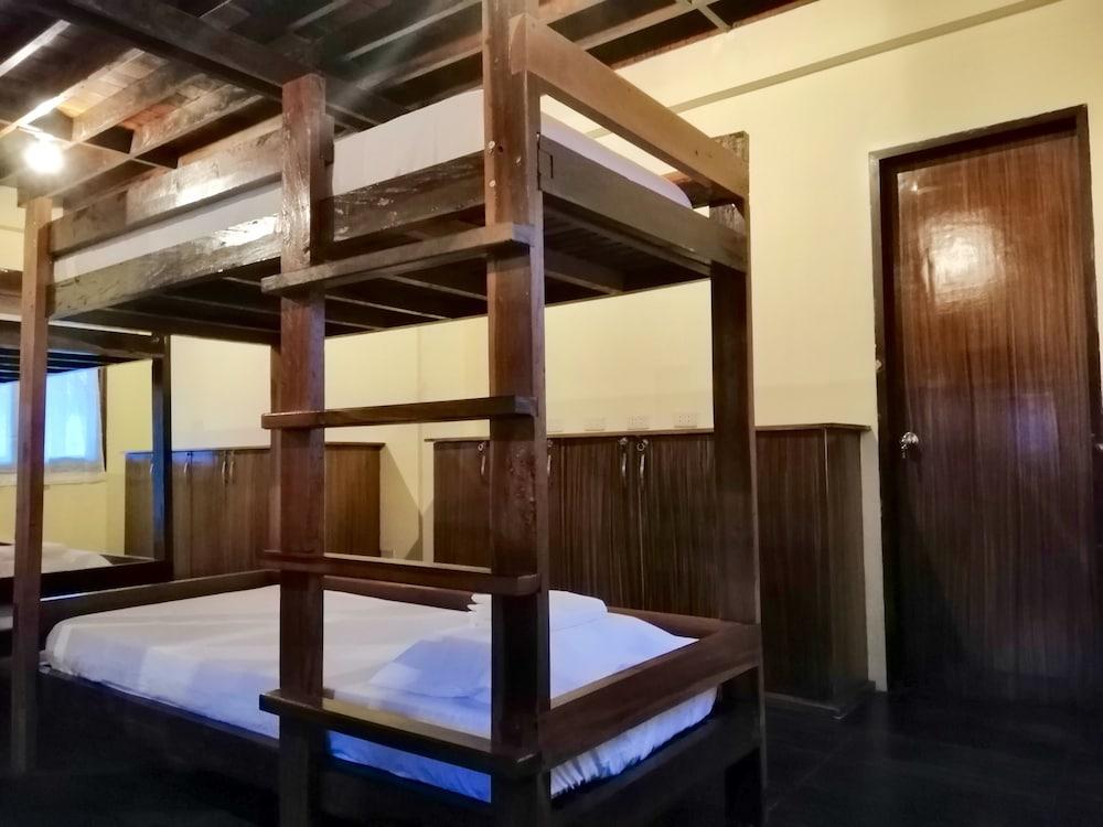 Ilakai Hostel - Adults Only