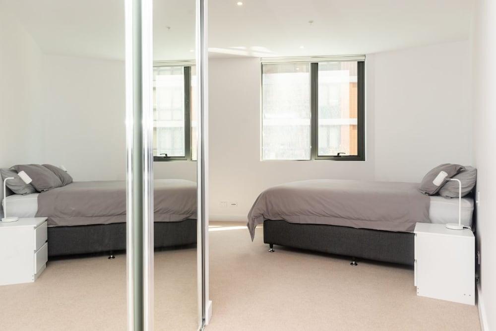 New 2 Bedroom Darling Harbor Apartment
