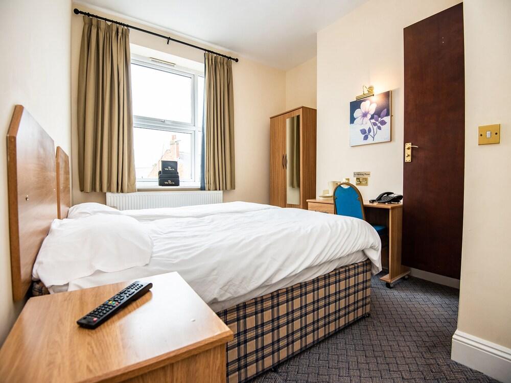 OYO The White Hart Inn