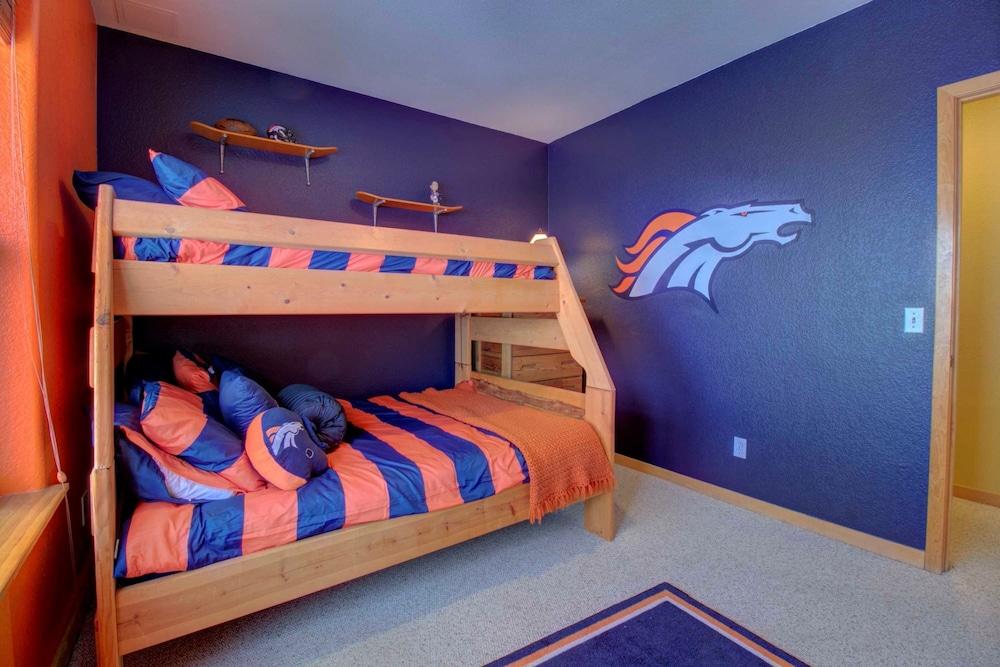 97A Exceptional Views, 4 BR, Central Location by RedAwning