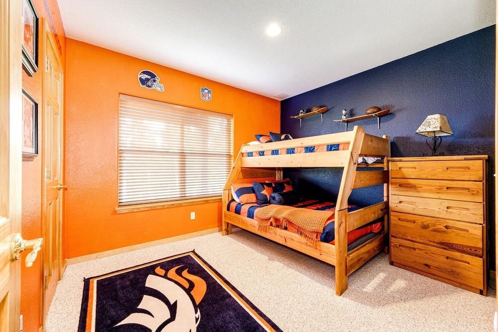 97A Exceptional Views, 4 BR, Central Location by RedAwning