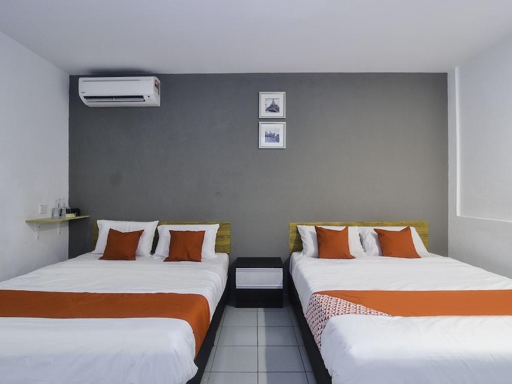 OYO 89465 Golden Lounge