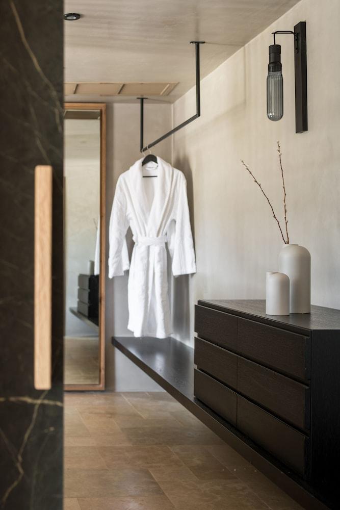 Acro Wellness Suites - Adults Only