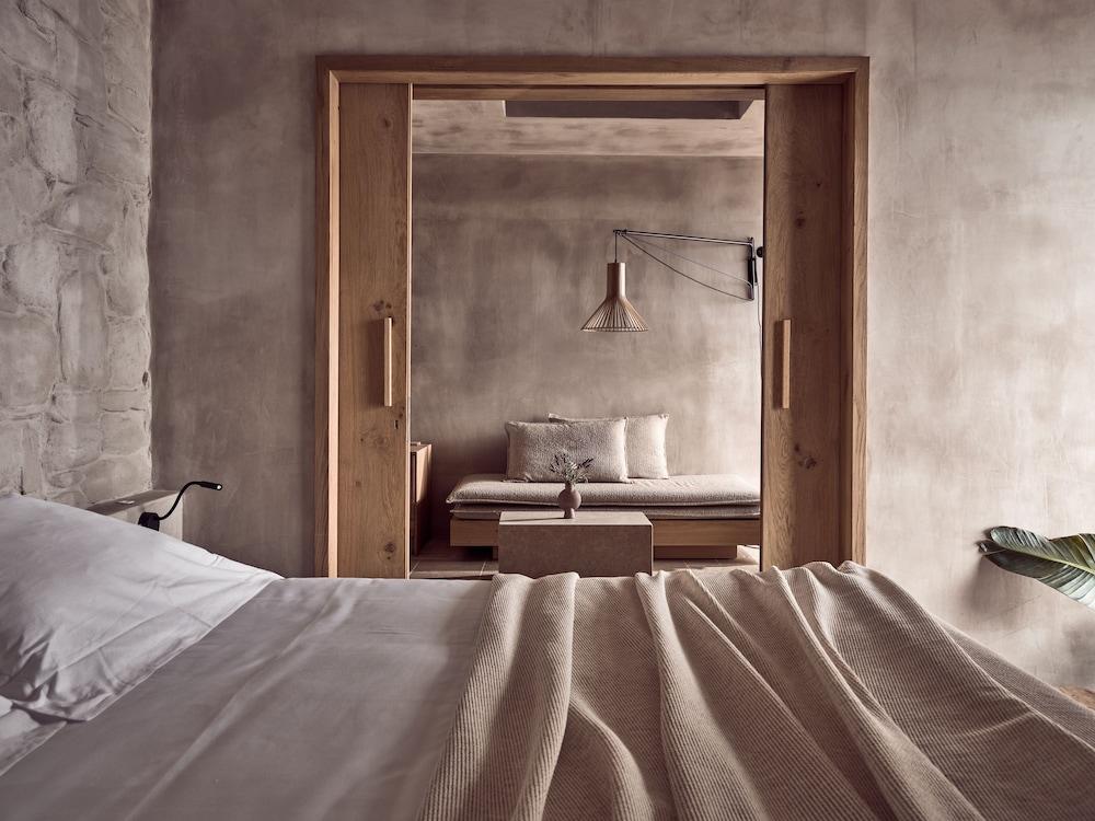 Acro Wellness Suites - Adults Only