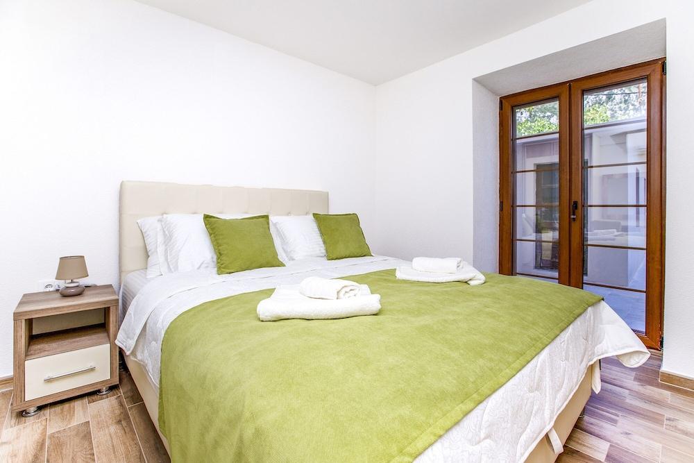 Apartments Mezini 11