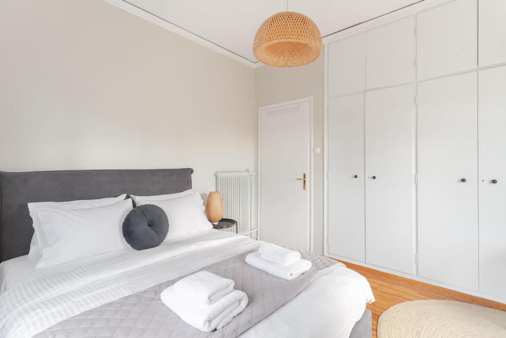 Sun splashed sanctum balconies Acropolis