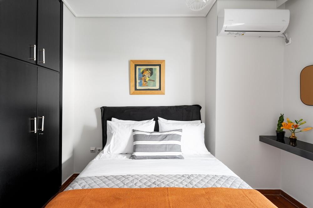 Fresh Detailed Stylish Apt at Acropolis