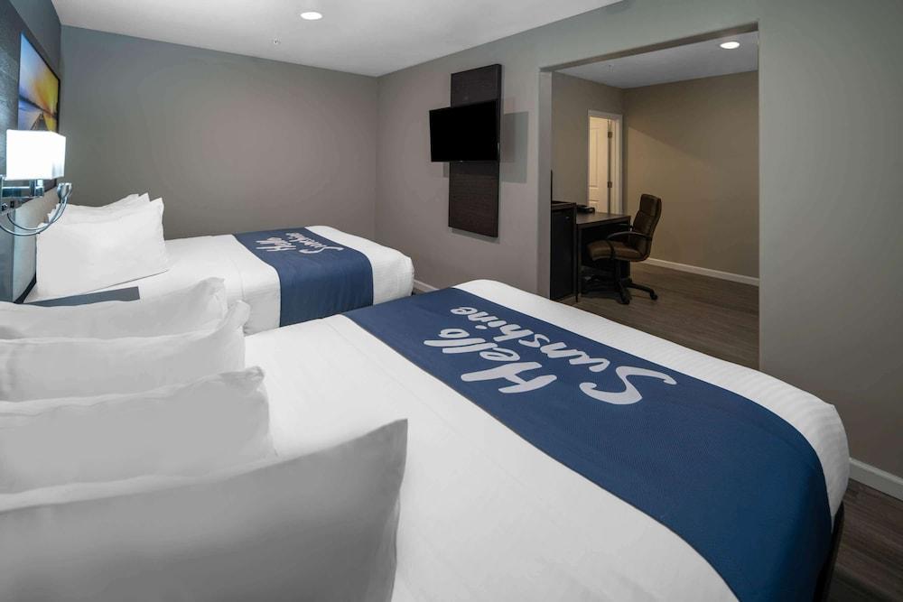 Days Inn by Wyndham Galt/Elk Grove South