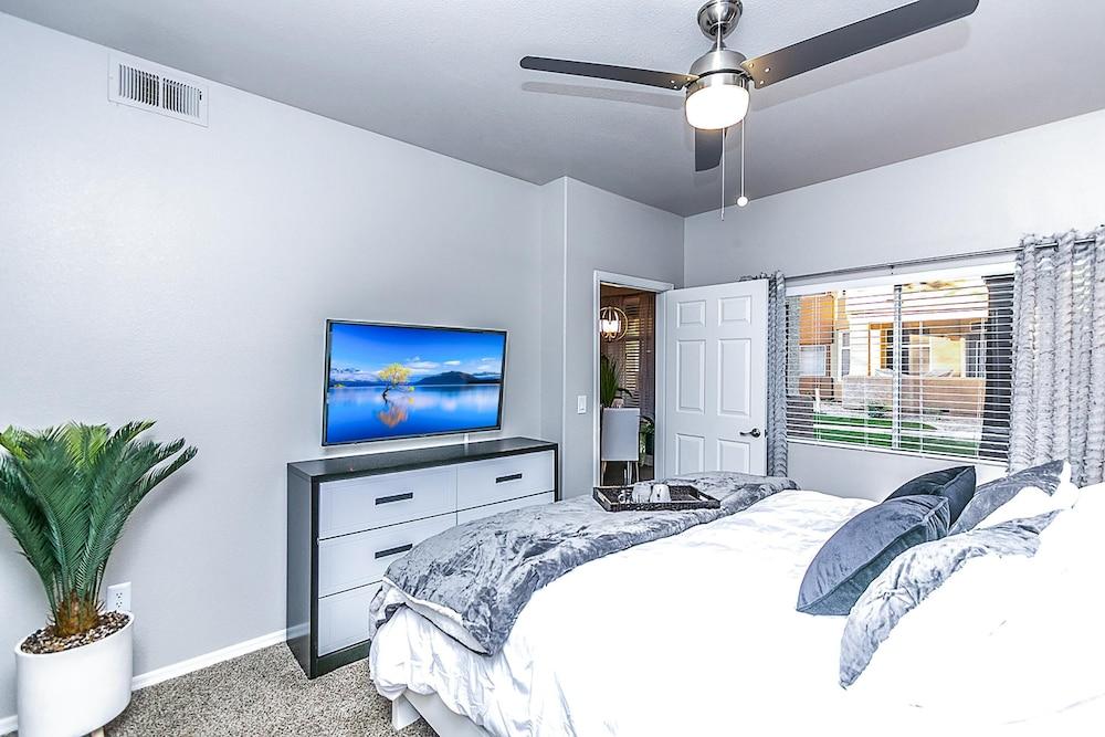 Executive King, Close to Shops, Dining, Golf w Parking 1064