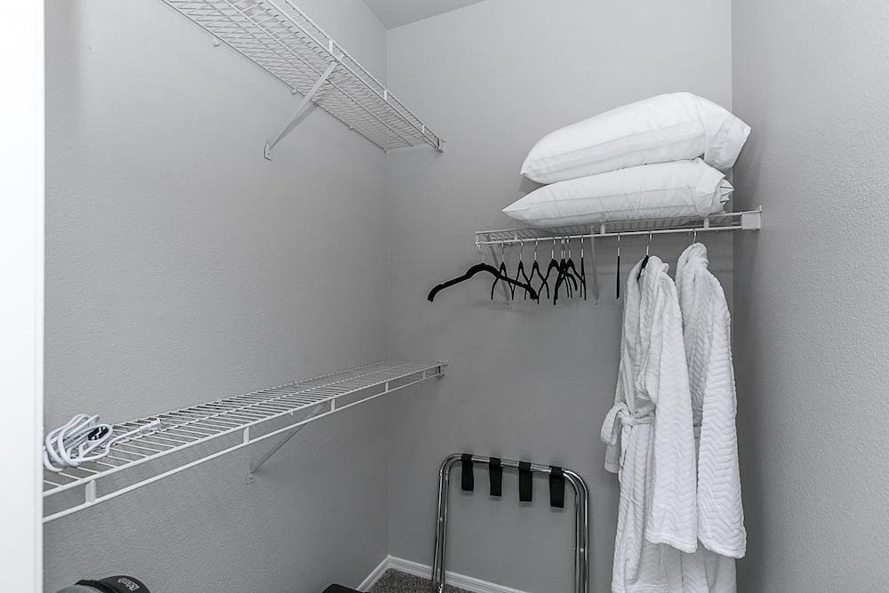 Executive King, Close to Shops, Dining, Golf w Parking 1064