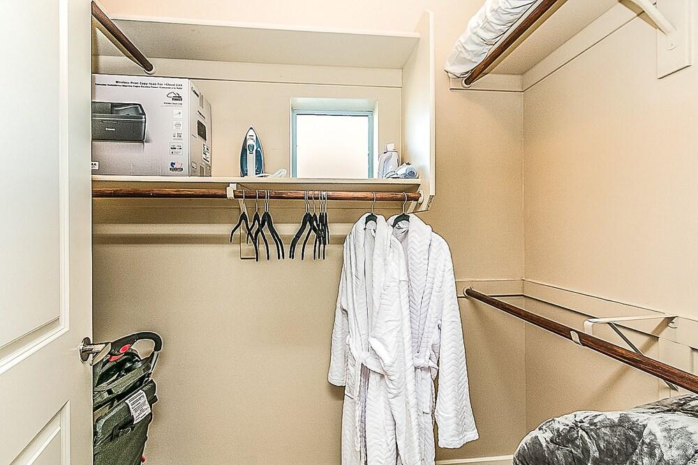 Upscale 2 BR King, Walk to Shops & Dining w/Parking (4037)