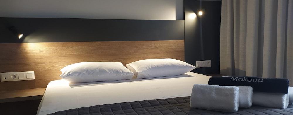 Elizabeth Queen Luxury Rooms