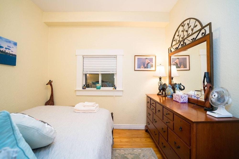 Artisan Victorian Spacious Backyard Great Location