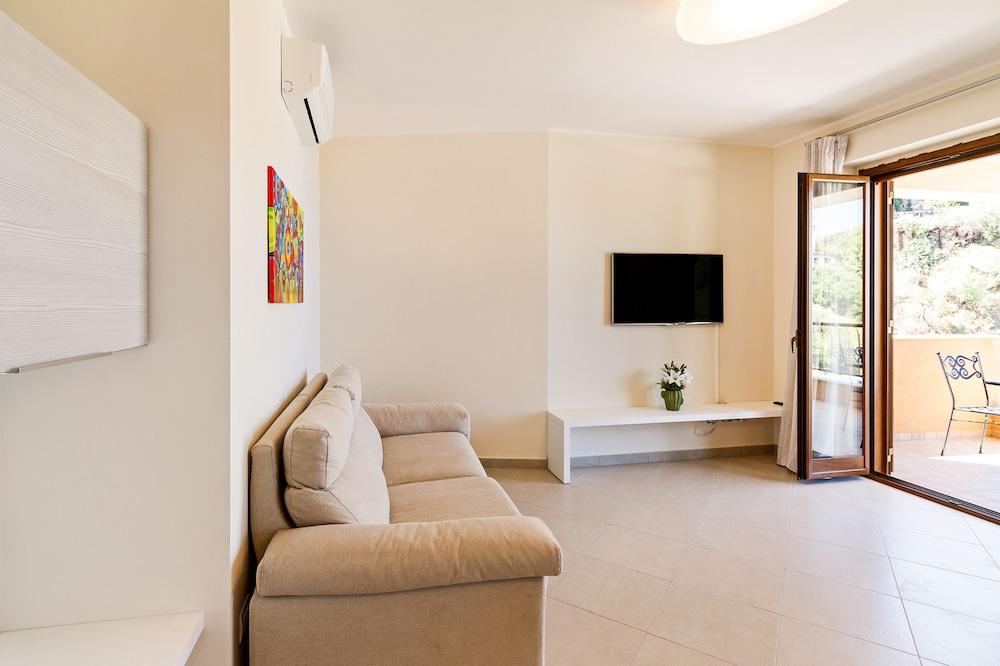 Calipso Seaview Flat with Private Parking