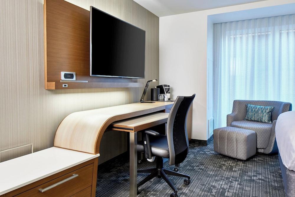 Courtyard by Marriott Baltimore Downtown/McHenry Row