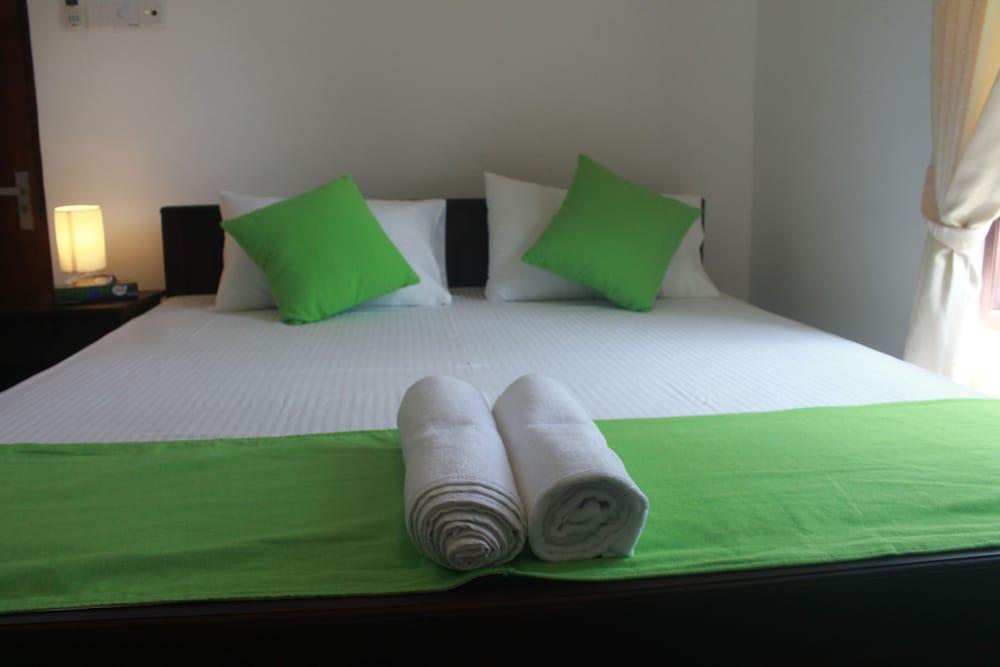 Queens Airport Residence