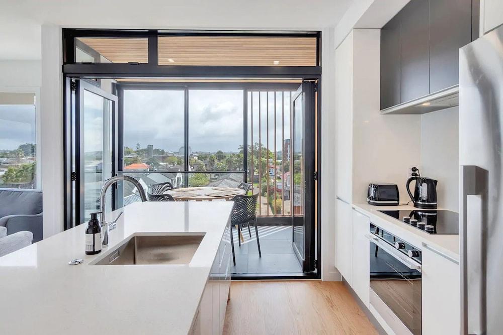 Takapuna Contemporary 2BR with Carpark