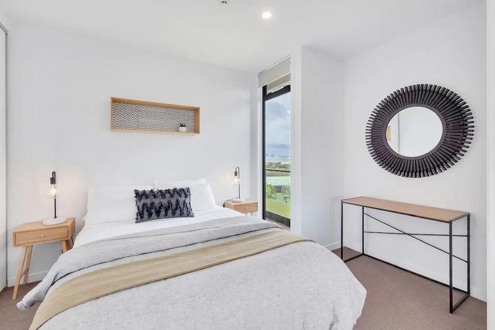 Takapuna Contemporary 2BR with Carpark