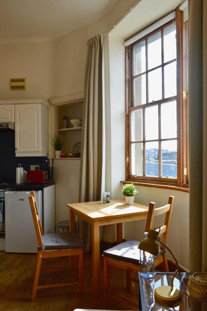 Sophisticated and Bright One Bed in Leith