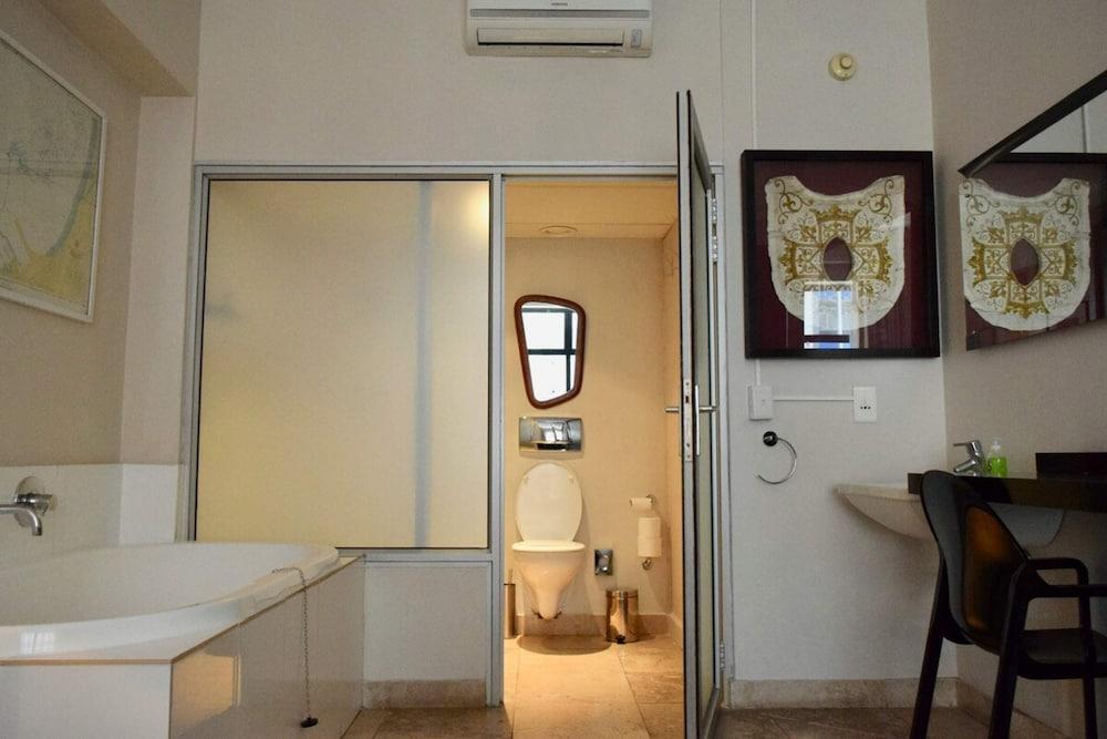 Stylish Apartment with Rooftop Pool & City Views