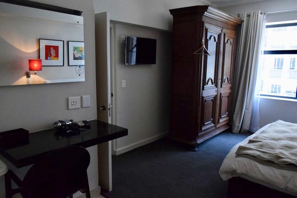 Stylish Apartment with Rooftop Pool & City Views