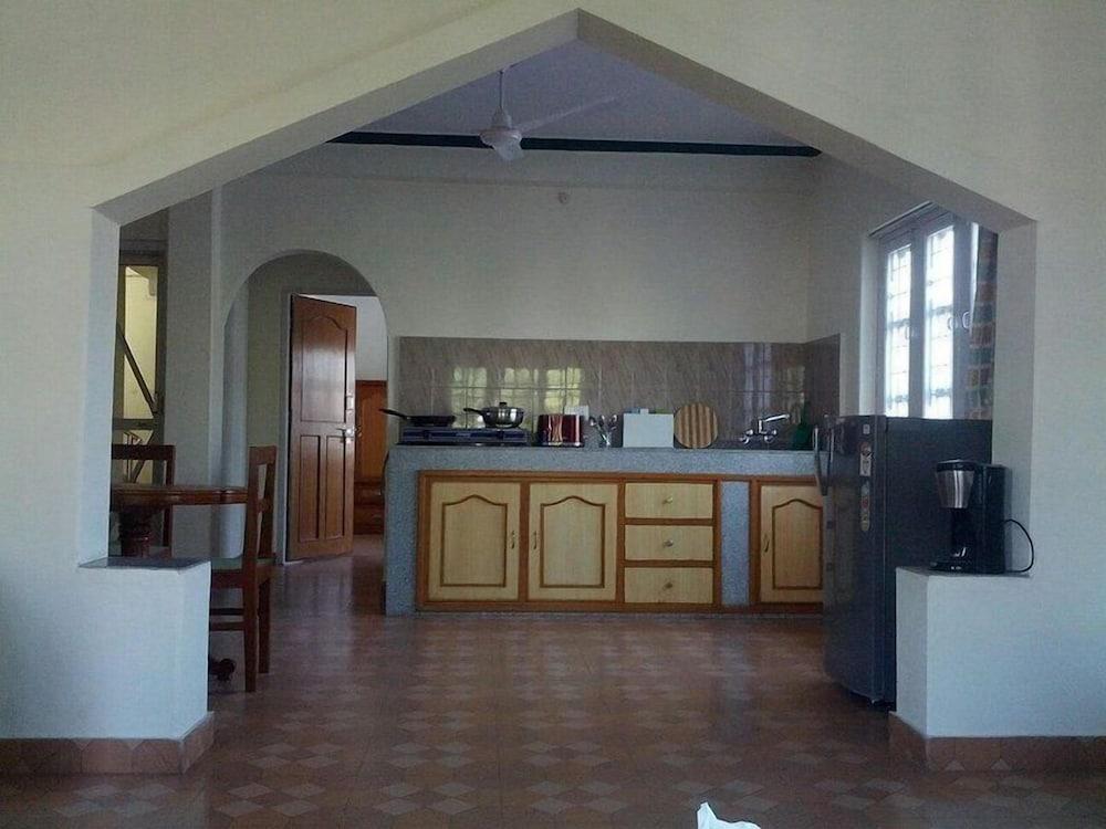 Lakeway Apartments and Rooms