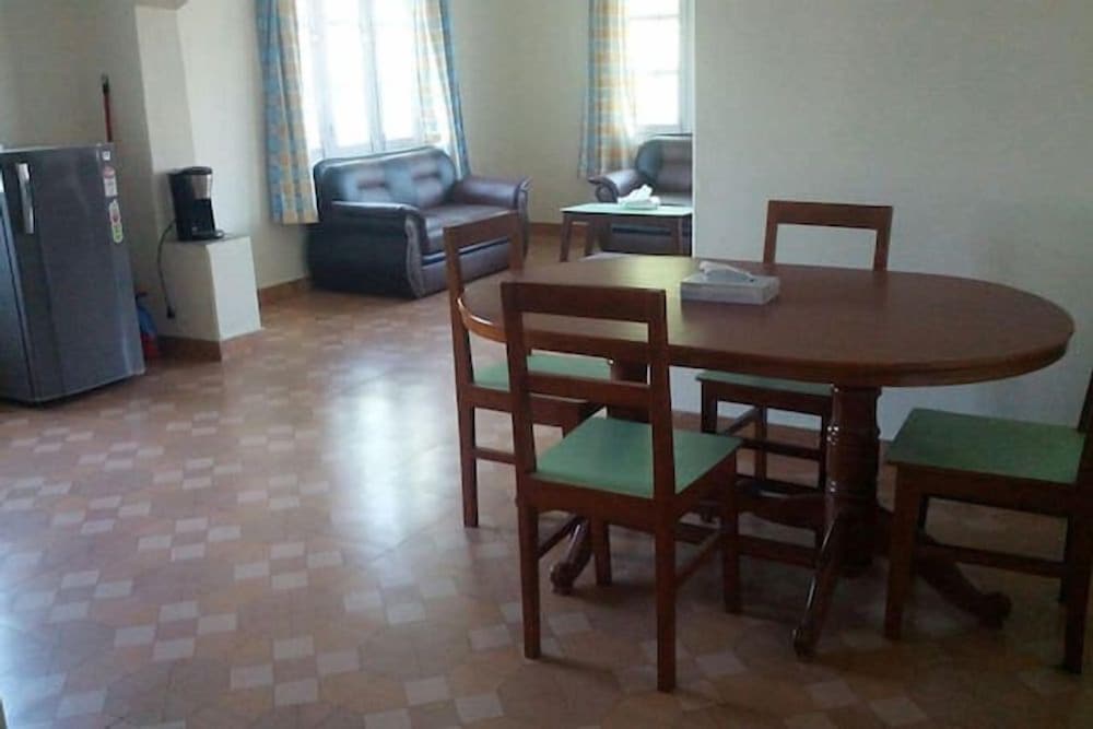 Lakeway Apartments and Rooms